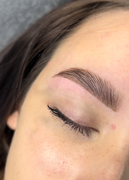 Zdjęcie po zabiegu modelowania brwi.