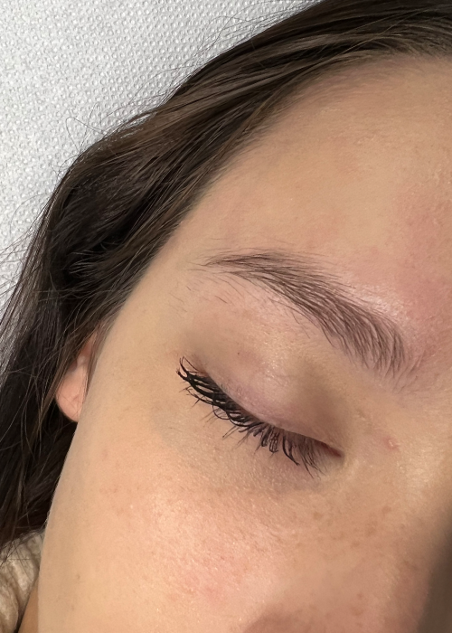 Zdjęcie przed zabiegiem modelowania brwi.