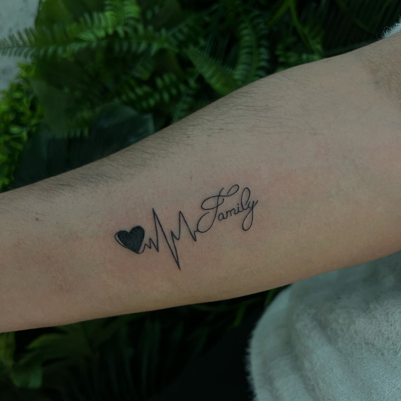 Tatuaż średniej wielkości (ok. 5–6 cm)