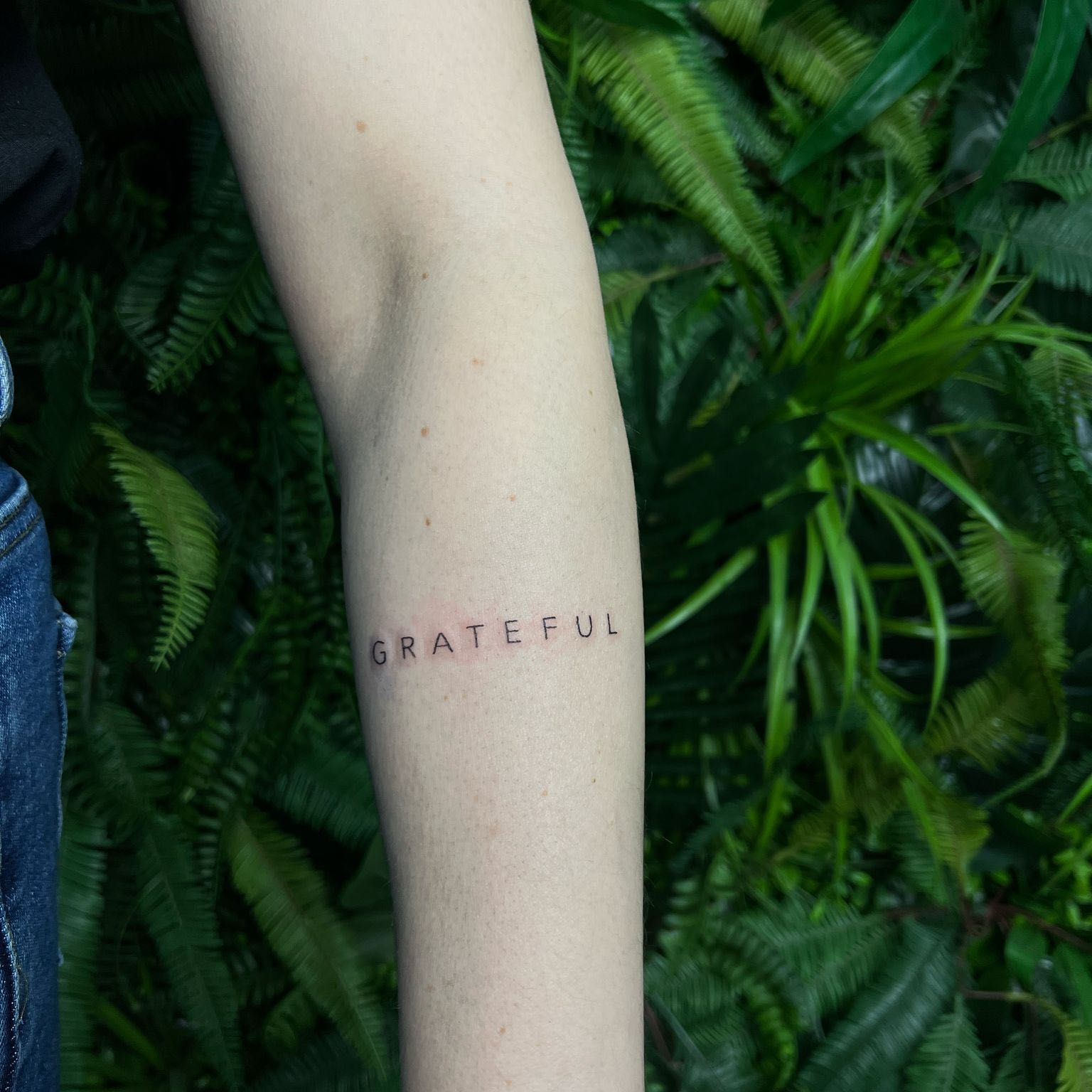 Tatuaż średniej wielkości (ok. 5–6 cm)