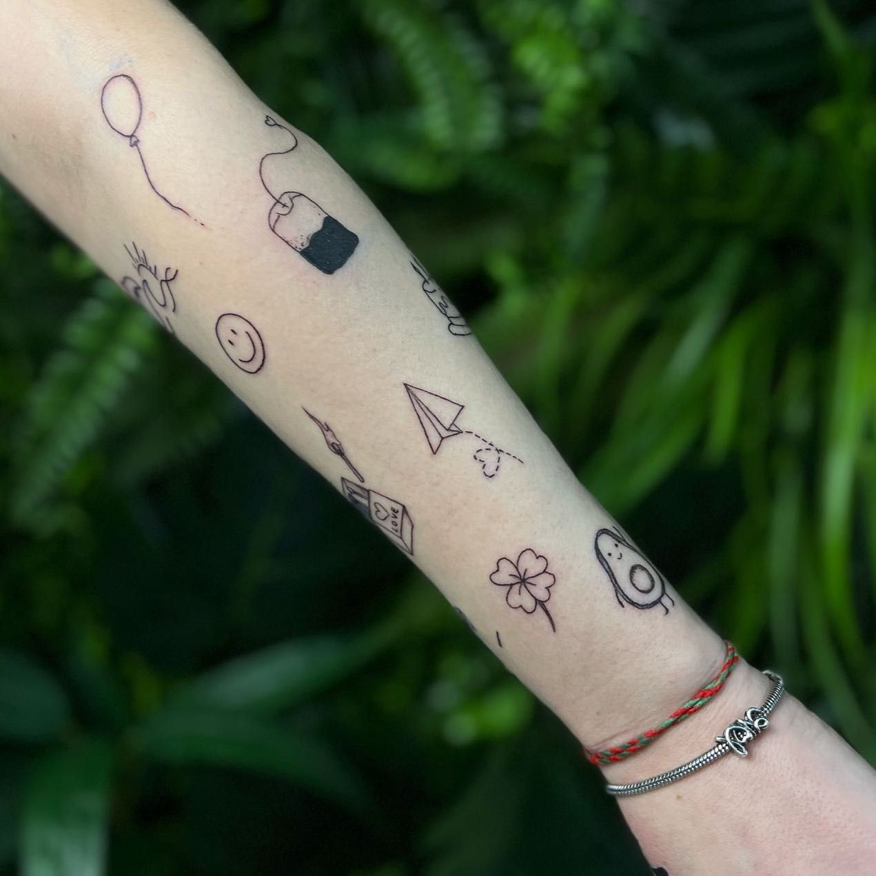 4-godzinna sesja minimalistycznych tatuaży