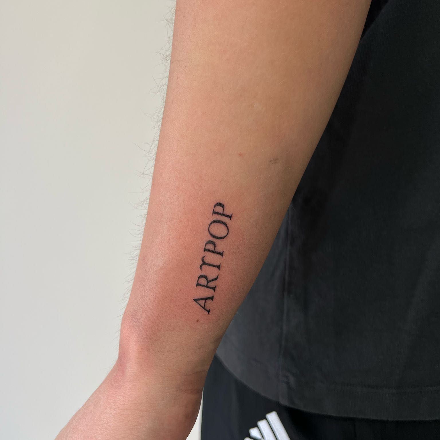 Tatuaż średniej wielkości (ok. 5–6 cm)